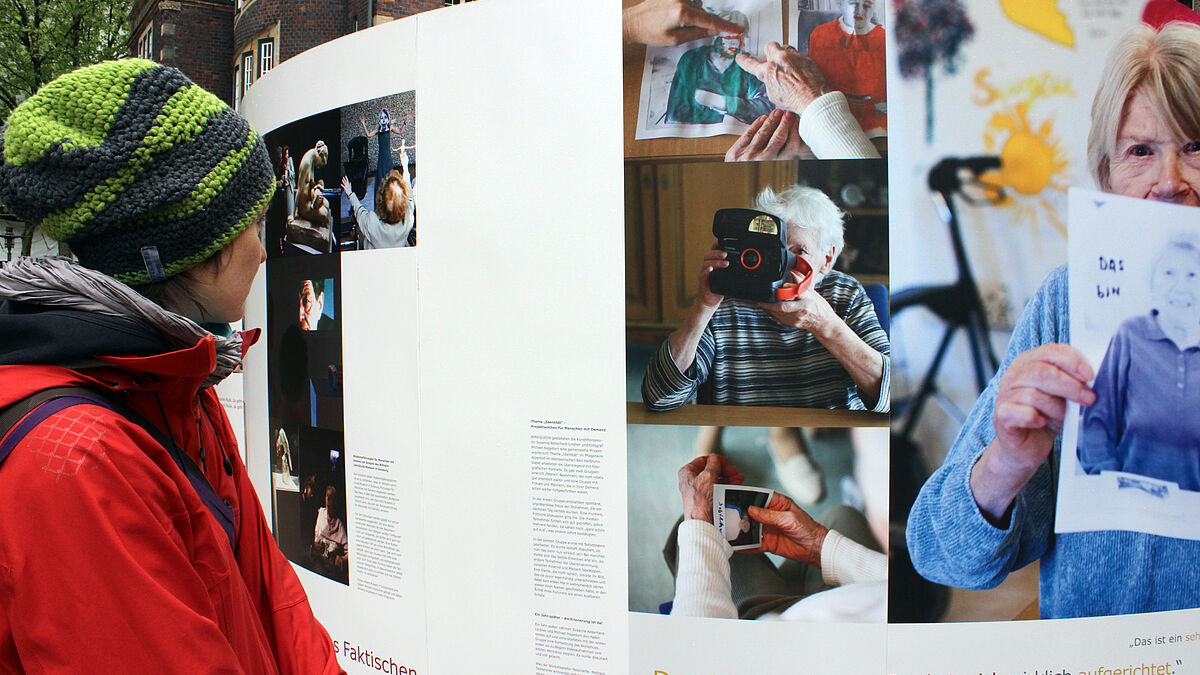 Konfetti im Kopf - Die Freiluftausstellung mit Porträtfotos von Menschen mit Demenz gehört zum zehntägigen Aktionsprogramm in der Hansestadt Hamburg. 