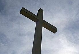 Kreuz unter freiem Himmel 