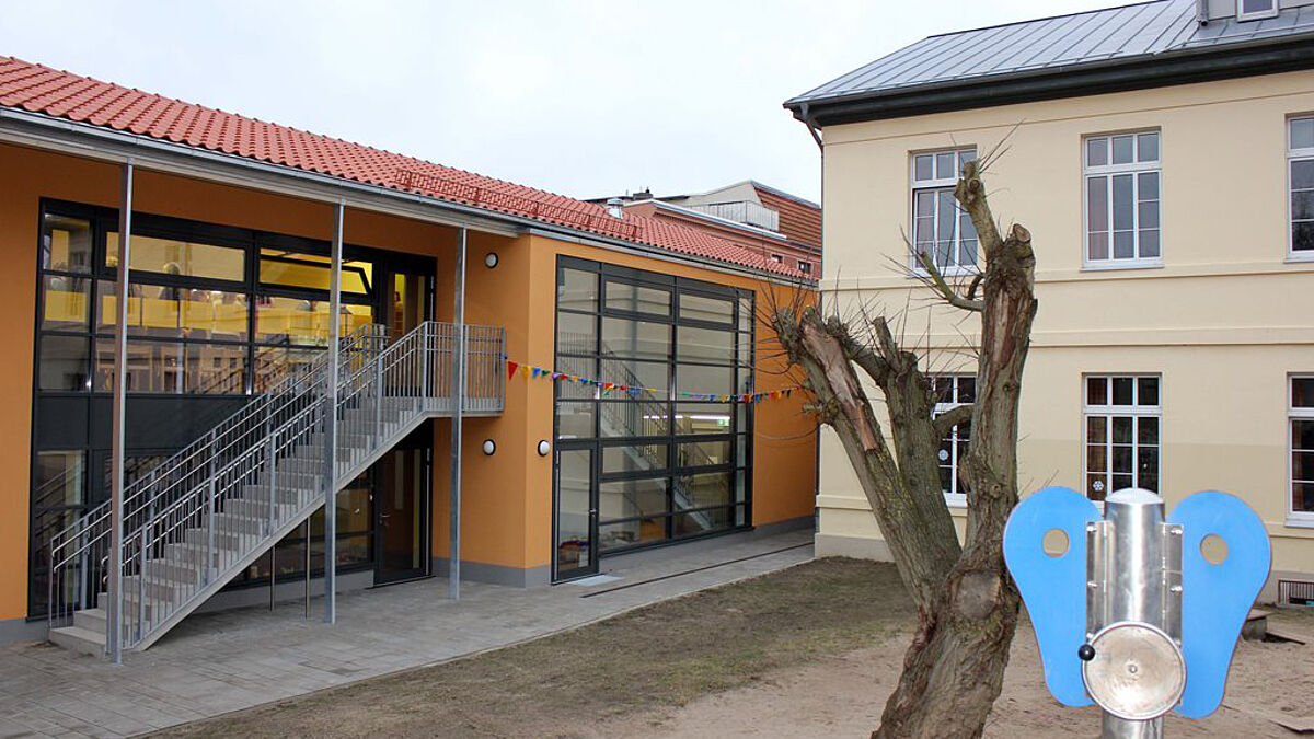 Der Neubau am Katersteig schmiegt sich an den sanierten Altbau des evangelischen Kinderhauses an