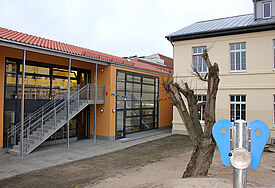 Der Neubau am Katersteig schmiegt sich an den sanierten Altbau des evangelischen Kinderhauses an