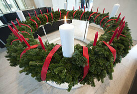 Der Wichern-Adventskranz: Einst wr er nur ein Wagenrad mit kleinen roten Kerzen und großen weißen Kerzen. Erst später wurde dieser Holzkranz wie hier mit Tannengrün geschmückt (c) epd-bild