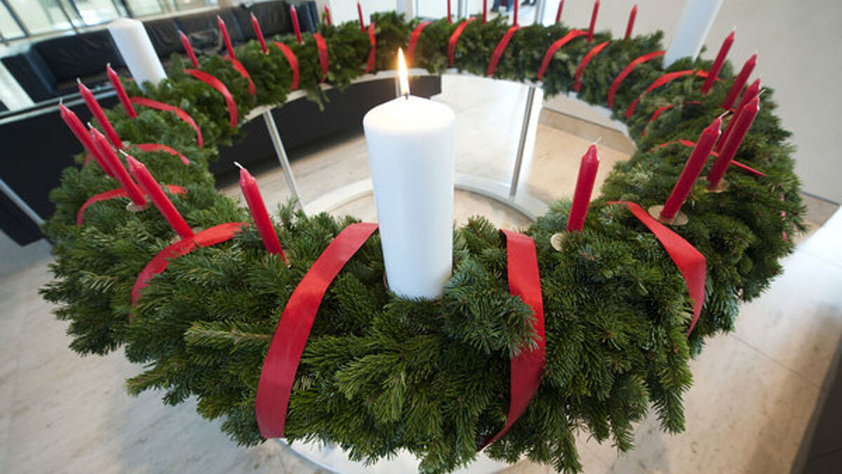 Der Wichern-Adventskranz: Einst nur ein Wagenrad mit Kerzen, später wie hier mit Tannengrün geschmückt