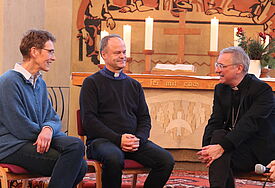 Barbara Niehaus, Bischof Tilman Jeremias und Erzbischof Stefan Heße im Gespräch beim Taizé-Treffen am 29. Dezember. 