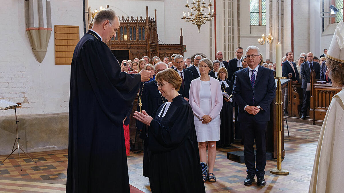 Landesbischöfin Kristina Kühnbaum-Schmidt erhält das Amtskreuz aus den Händen von Ralf Meister, Leitender Bischof der Vereinigten Evangelisch-Lutherischen Kirche Deutschlands (VELKD)