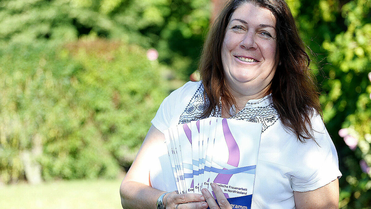 Claudia Hansen, Referentin der Evangelischen Frauenarbeit im Kirchenkreis Nordfriesland, zeigt das neue Programm.