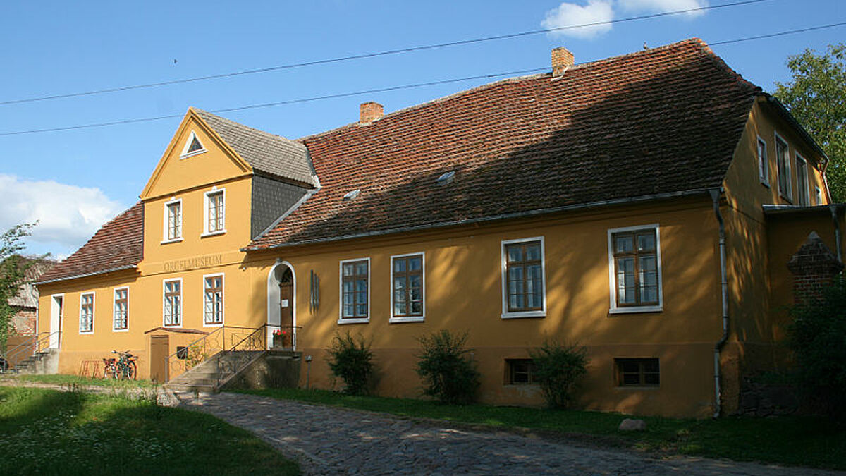 Das Orgelmuseum im ehemaligen Pfarrhaus in Malchow (Mecklenburg-Vorpommern) zeigt Zeichnungen und Werke des Architekten Möckel