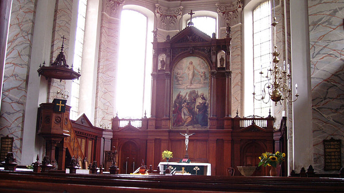 Altar und Kanzel der Schelfkirche in Schwerin.