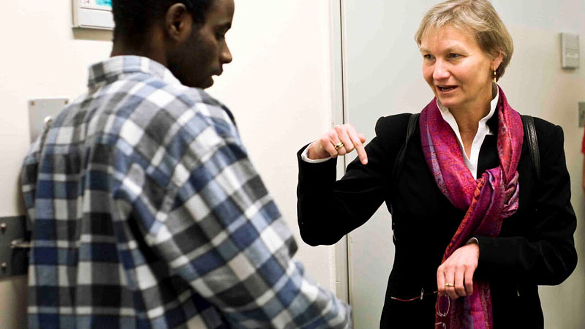 Bischöfin Kirsten Fehrs im Gespräch mit einem Abschiebegefangenen