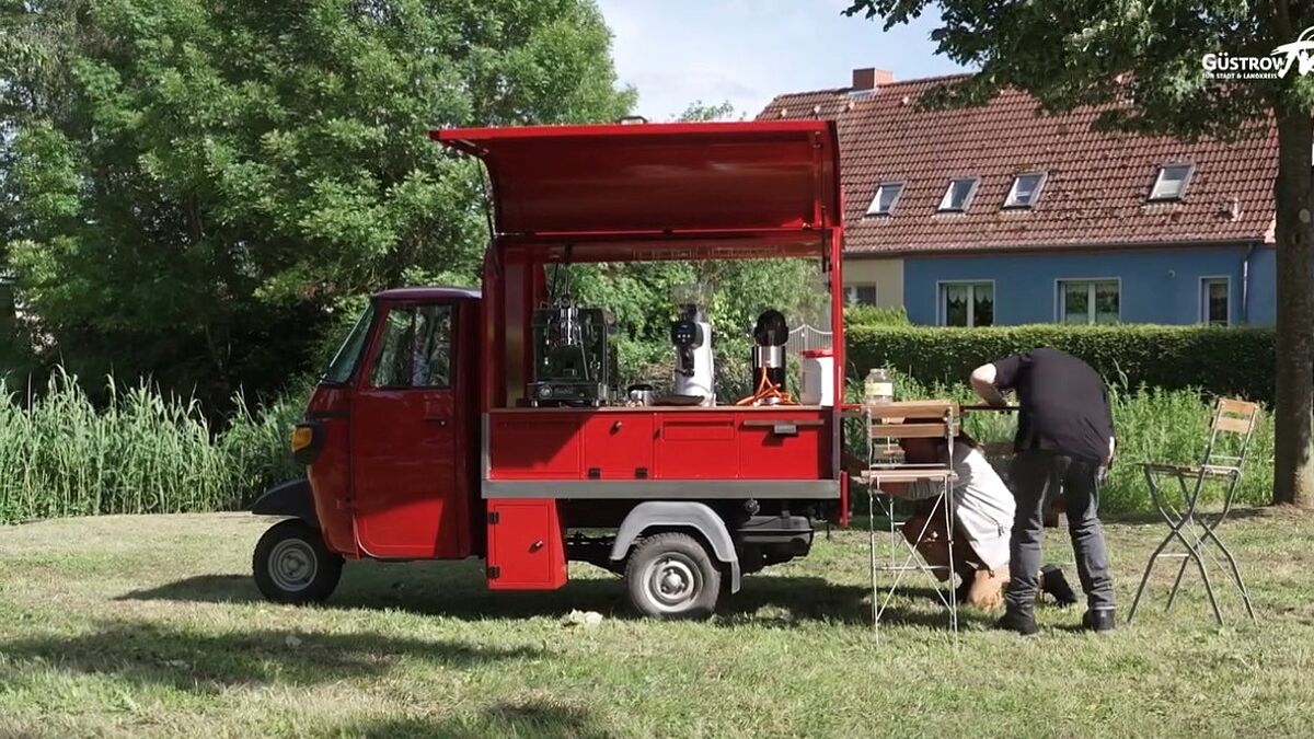 Es fährt von Dorf zu Dorf und bringt Menschen zusammen: das Cafémobil der Kirchengemeinde Lohmen.