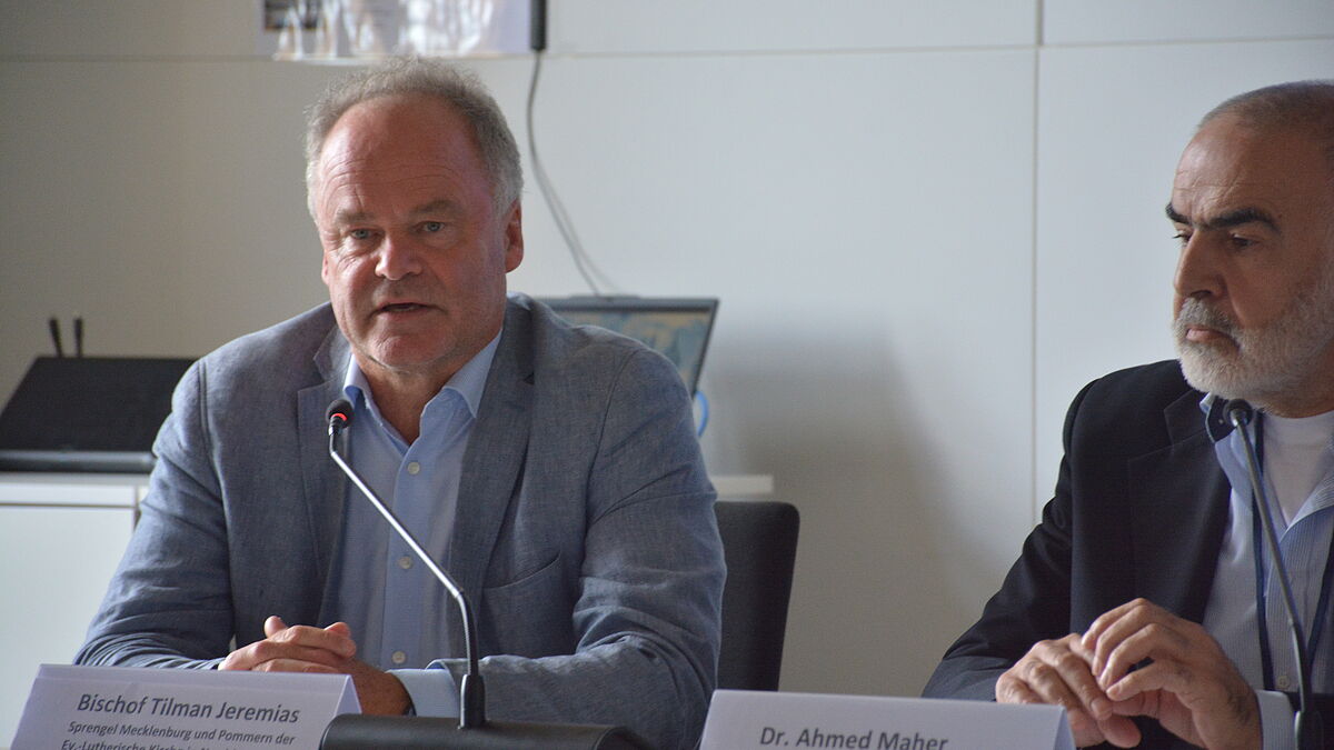 Bei der Vorstellung des ökumenischen Wahlaufrufs vor der Landespressekonferenz MV:  Bischof Tilman Jeremias nebem dem Vorsitzenden des Dachverbandes Muslimischer Gemeinden in Mecklenburg Vorpommern i.G., Maher Fakhouri.