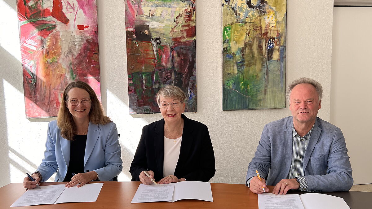 Unterzeichneten die Patronatsvereinbarung: Bettina Martin, die Ministerin für Wissenschaft, Kultur, Bundes- und Europaangelegenheiten des Landes Mecklenburg-Vorpommern, Landesbischöfin Kristina Kühnbaum-Schmidt sowie der Bischof im Sprengel Mecklenburg und Pommern Tilman Jeremias (v.l.n.r.) @Annelie Haack-Birgden / Nordkirche
