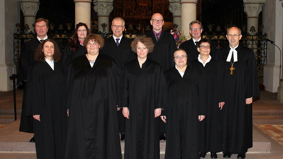 Die neuen Prädikantinnen und Prädikanten, die von Bischof Magaard eingesegnet wurden.