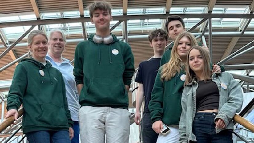 Teamer bei Ferienaktion Flughafenseelsorge auf Rolltreppe