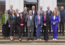 Gruppenbild mit Mitgliedern der Kirchenleitung Nordkirche, Manuela Schwesig und der Landesregierung MV in Schwerin