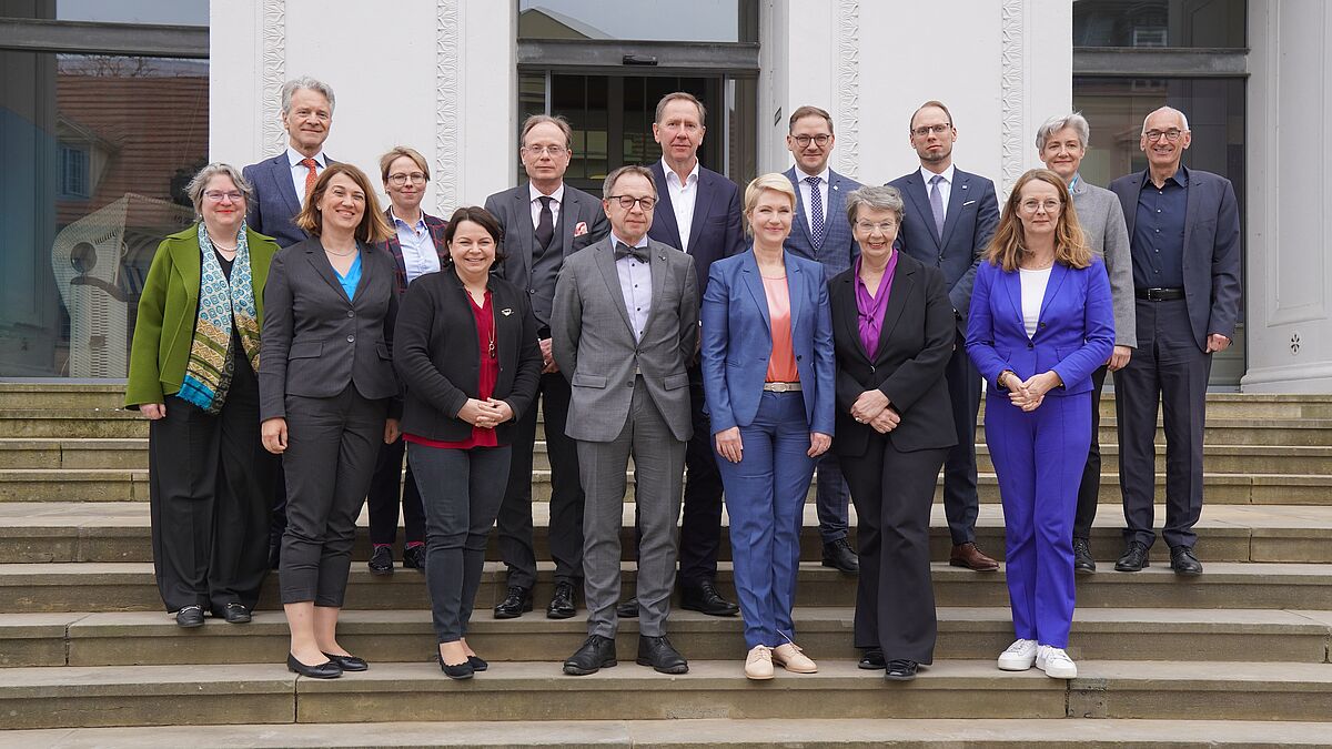 Mitglieder der Kirchenleitung Nordkirche tauschen sich mit Manuela Schwesig und Mitgliedern der Landesregierung MV in der Staatskanzlei in Schwerin aus.