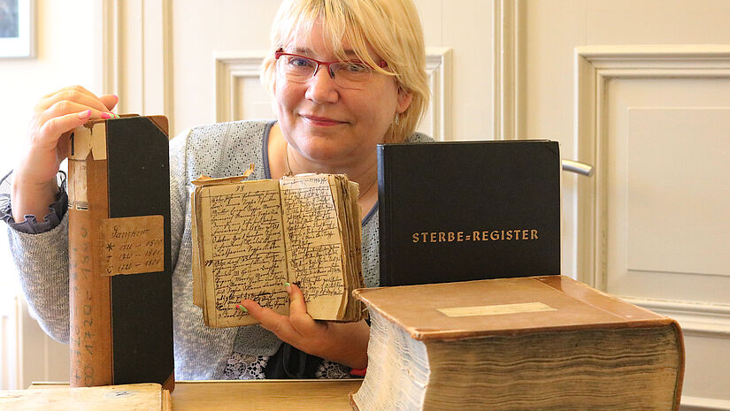 Im Kirchenkreisarchiv Greifswald: Jana Holzberg mit Kirchenbüchern