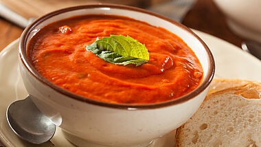 Ein Teller Tomatensuppe.