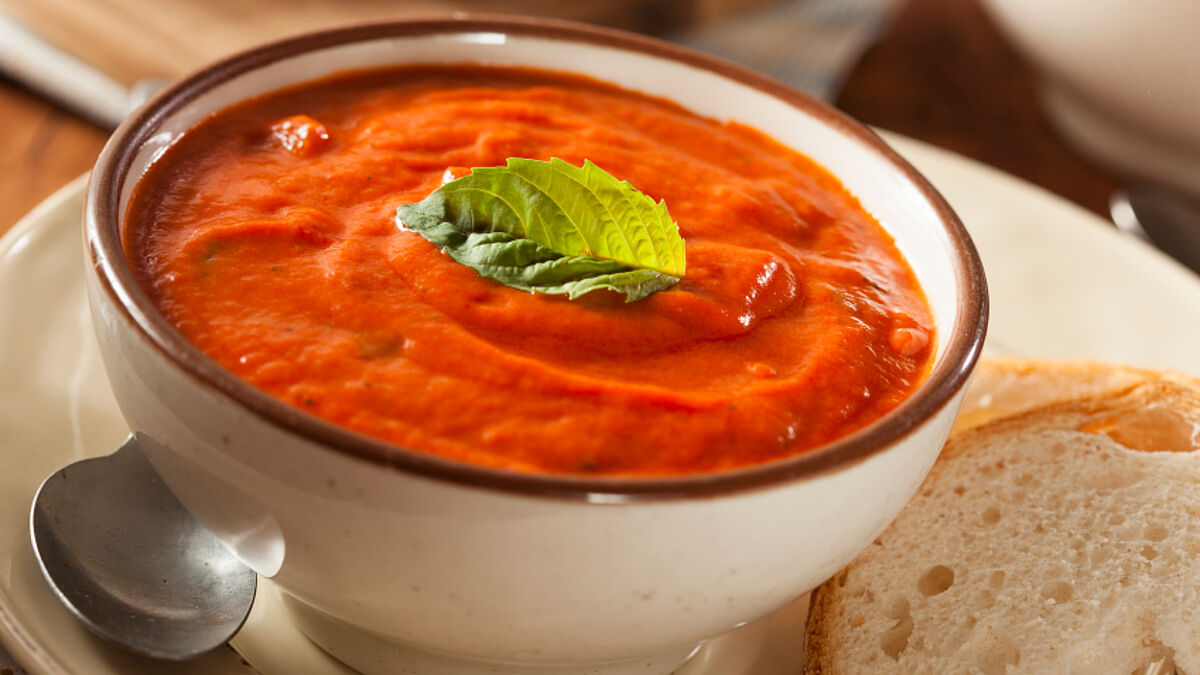 Tomatensuppe essen für einen guten Zweck (Symbolbild).