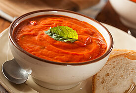Ein Teller Tomatensuppe.