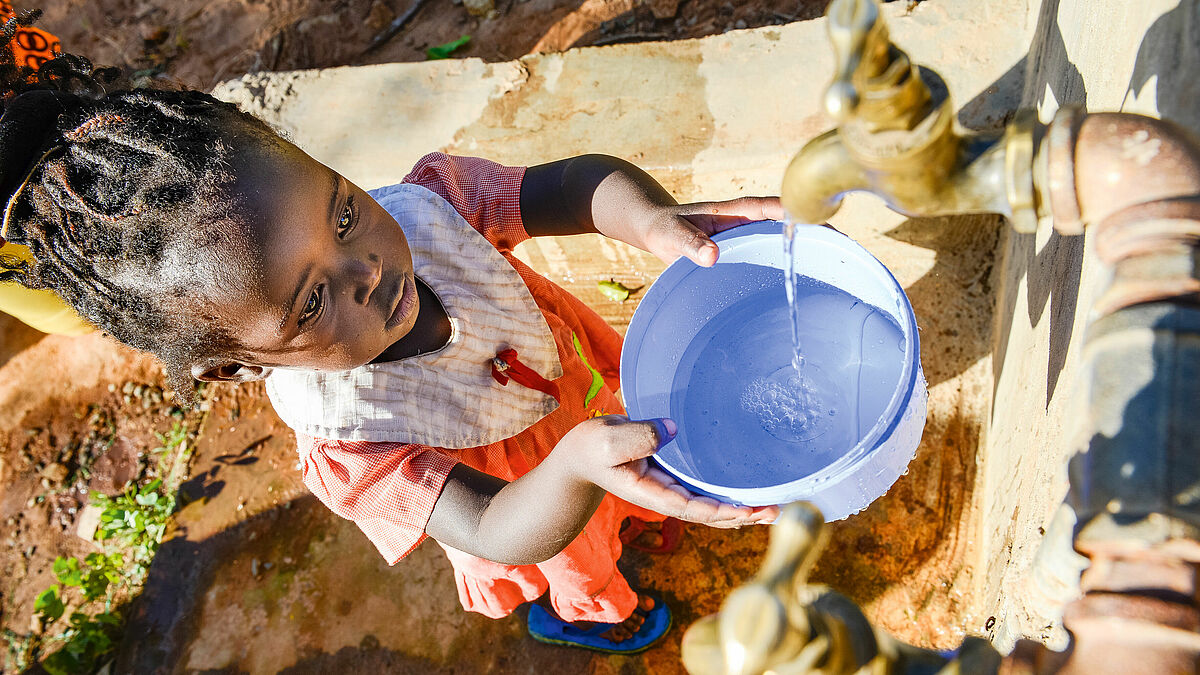 In der trockenen Region Mount Kenya East fördert Brot für die Welt ein Projekt, das mittellose Familien, die unter den Folgen des Klimawandels leiden, mit neuen Methoden der Regenwassernutzung unterstützt.