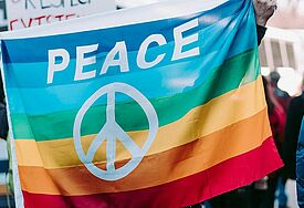 Peace-Zeichen auf bunter Regenbogeflagge