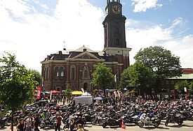 Motorräder vor dem Michel 