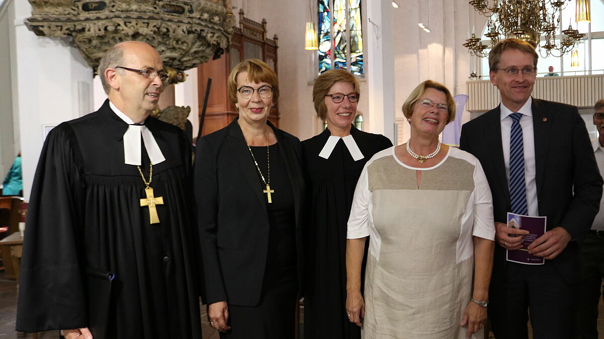 Bischof Gothart Magaard, Landesbischöfin Kristina Kühnbaum-Schmidt, Pastorin Maren Schmidt, Präses Ulrike Hillmann und Ministerpräsident Daniel Günther