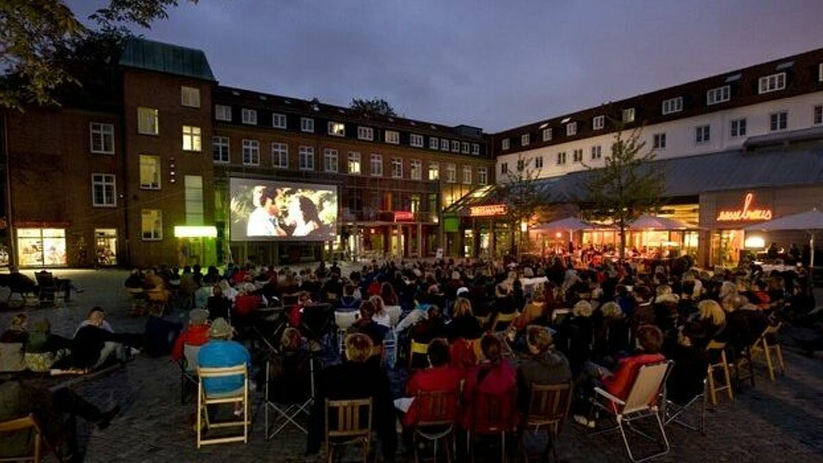 Kino unter freiem Himmel auf dem Alsterdorfer Markt in Hamburg.
