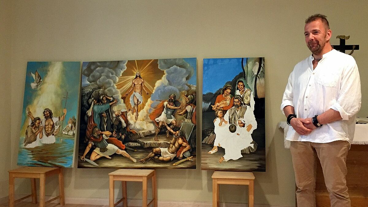 Während der Einweihungsfeier für das Altarbild am kommenden Sonntag wird Künstler Thomas Voigtländer über sein Werk sprechen. Das Foto zeigt das Triptychon kurz vor der Vollendung. 