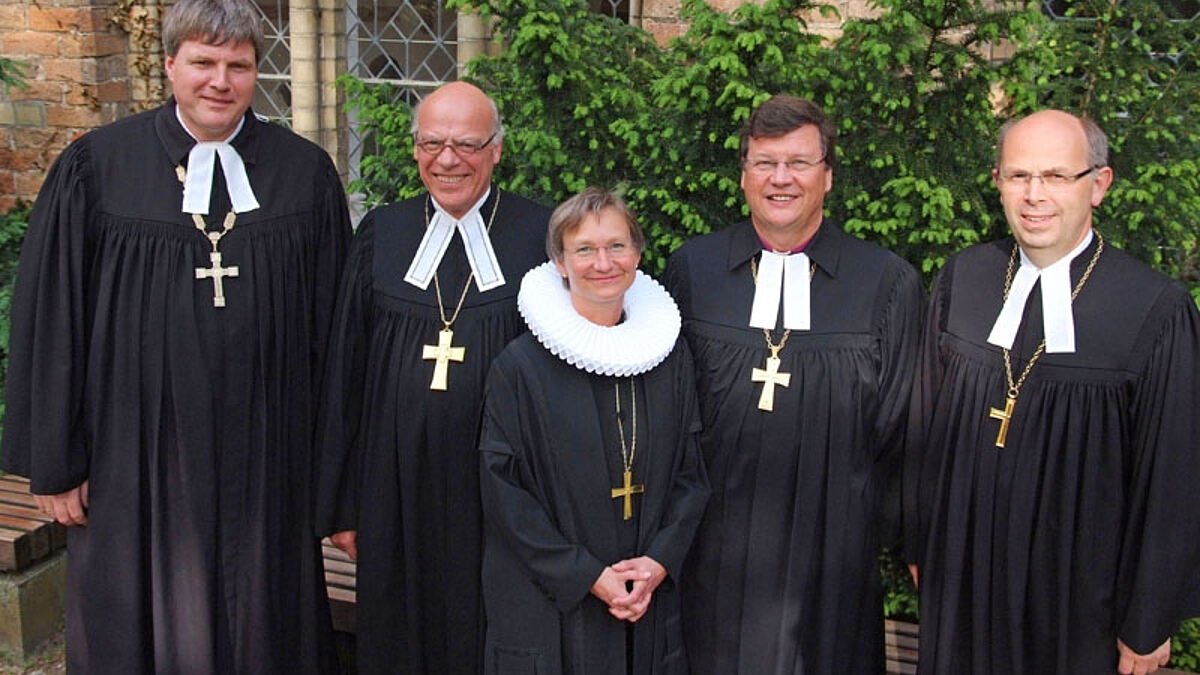 Der Bischofsrat der Nordkirche vor dem Ratzeburger Dom: Bischof Dr. Andreas von Maltzahn, Bischof Gerhard Ulrich (Vors. der Kirchenleitung), Bischöfin Kirsten Fehrs, Bischof Dr. Hans-Jürgen Abromeit, Bischofsbevollmächtigter Gothart Magaard (v.l.)
