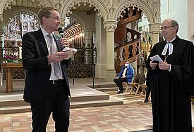 Ministerpräsident Daniel Günther und Bischof Gothart Magaard im Schleswiger Dom