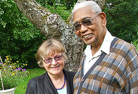 Philip Potter mit seiner Ehefrau, der ehemaligen Lübecker Bischöfin Bärbel Wartenberg-Potter. Das Foto zeigt das Paar im Juli 2011 in ihrem Garten in Lübeck
