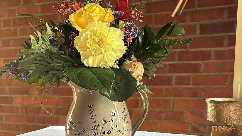 Nachhaltige Altarblumen in der Kirche