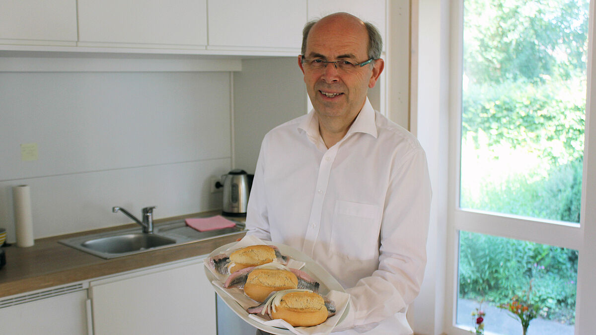 Bischof Gothart Magaard verkauft am 8. August frische Fischbrötchen auf der Insel Helgoland