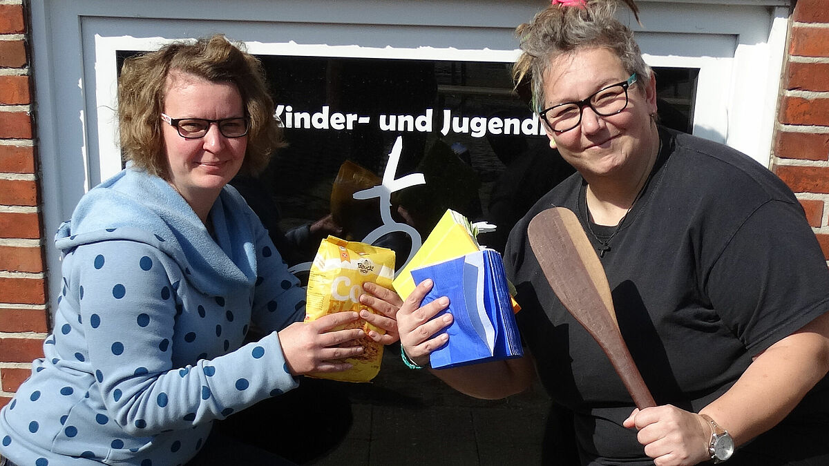 Anna Ihme und Susanne Kunsmann (re) vom Ev. Kinder-und Jugendbüro in Nordfriesland.