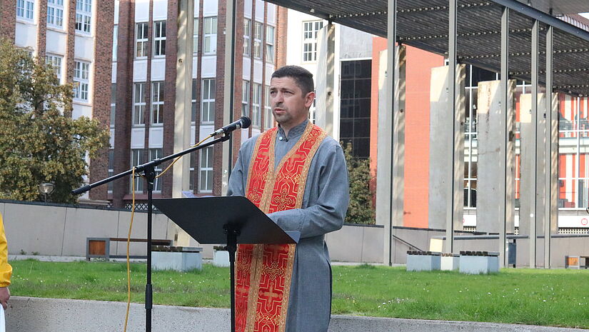 Yurij Chomiy spricht ein emotional berührendes Gebet am Vorabend des 1. September. 
