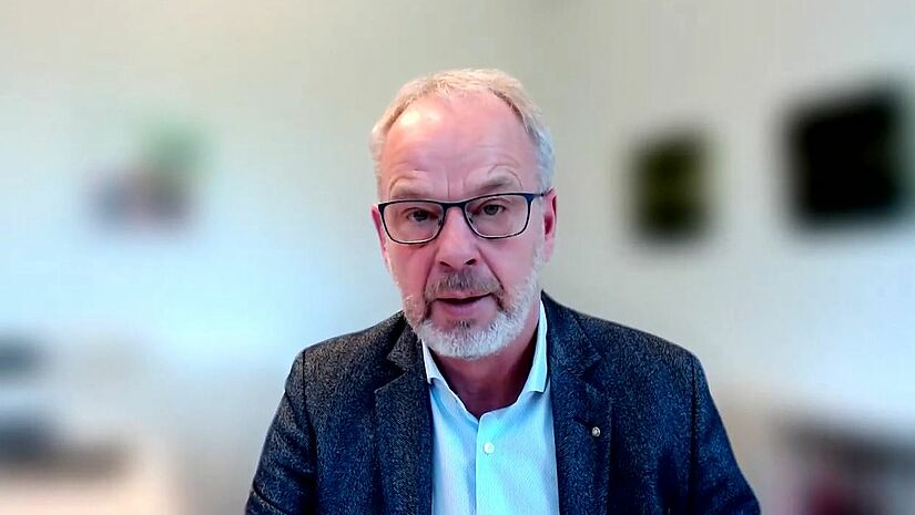 Propst Jürgen Jessen-Thiesen berichtet aus der Stiftung Altersversorgung.