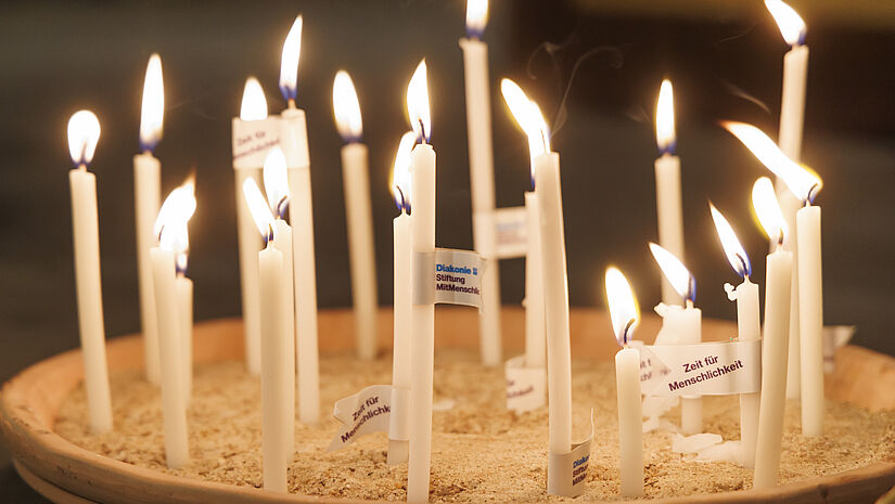 Kerzen wurden von den Teilnehmenden der Friedensandacht in der St. Petrikirche entzündet. 
