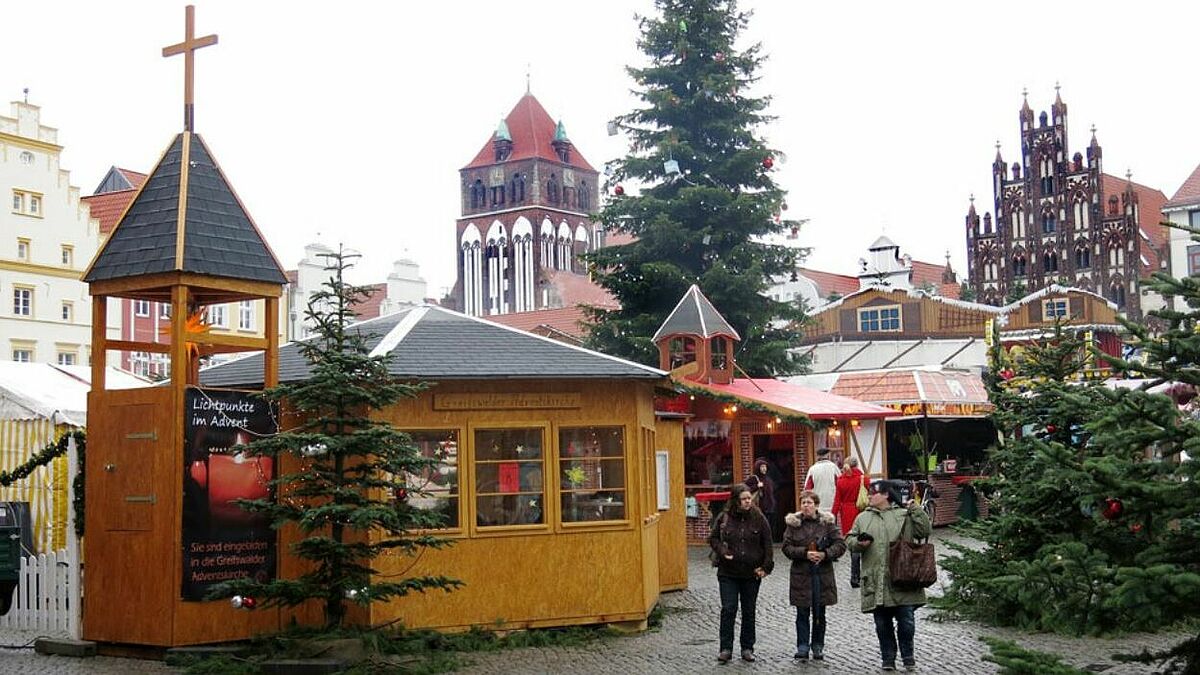 Bald vielleicht nicht mehr auf dem Greifswalder Weihnachtsmarkt? Die Zukunft der einzigen Adventskapelle in Mecklenburg-Vorpommern ist ungewiss.