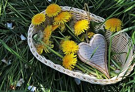 Korb mit Blumen und einem Holzherz