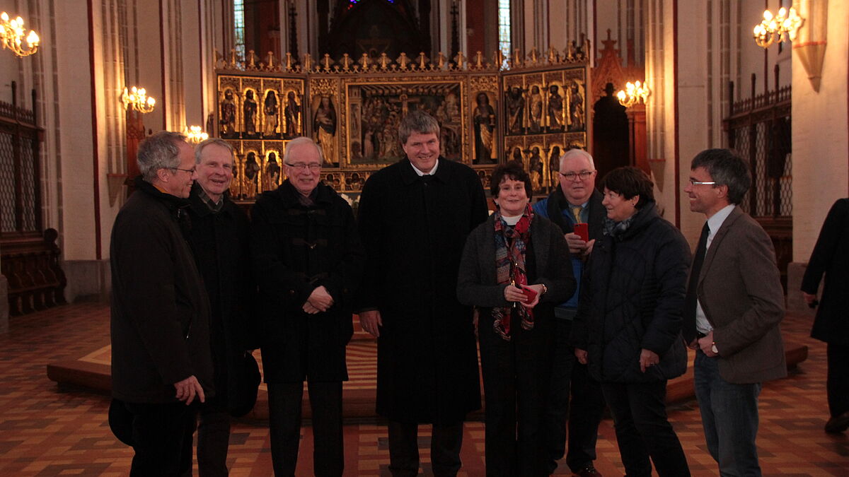 Bischof Dr. Andreas v. Maltzahn (4.v.l.) und Bischöfin Suzanne Darcy Dillahunt (4.v.r.) mit den Delegationen im Schweriner Dom
