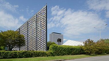 Die Kieler Universitätskirche am Westring. Im Hintergrund das Universitätshochhaus und rechts daneben das Audimax.