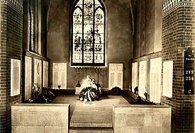 Die 1921 eingeweihte Ehrenhalle in der Flensburger St. Marienkirche vor der Umgestaltung 1967. 