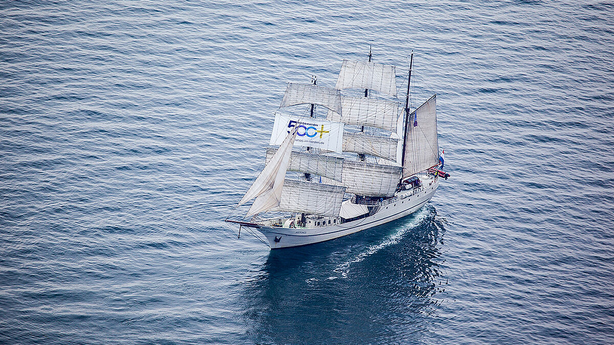 Der Dreimastsegler "Artemis", der vier Wochen lang als Nordkirchenschiff die Ost- und Nordseeküste bereiste, ist nun auf dem Weg nach Hamburg