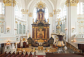 Blick in die Hauptkirche St. Michaelis mit Hauptaltar, Zelebrationsaltar und Kanzel.