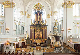 Blick in die Hauptkirche St. Michaelis mit Hauptaltar, Zelebrationsaltar und Kanzel.