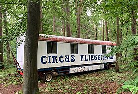 Nostalgie pur. Der alte Wagen des Circus Fliegenpilz hat die Jugendlichen sofort begeistert.