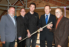 Pfeifenpate Hans Kuhlmann, Pastor Matthias Lage, Erik Winkel, Jan Wiegels und Hartmut Ledeboer auf dem Gerüst an der Scherer-Bünting-Orgel (von links)