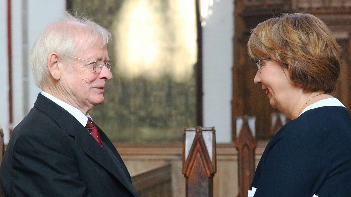 Landesbischöfin Kristina Kühnbaum-Schmidt gratuliert Altbischof Hermann Beste