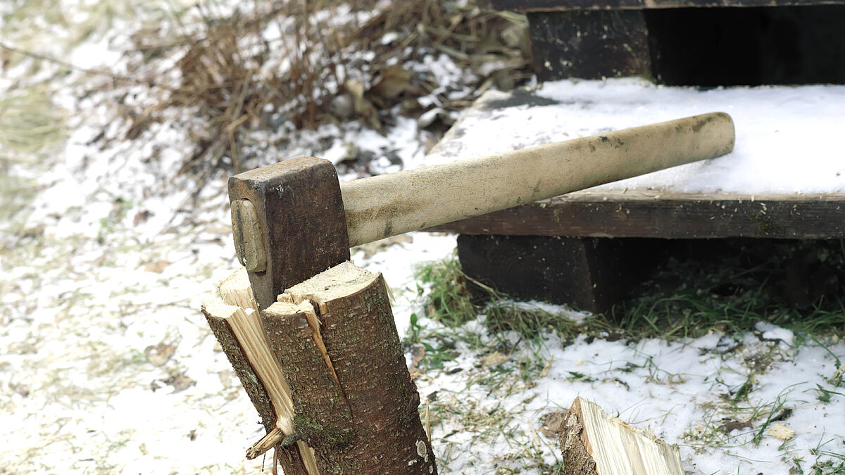 Den nächsten größeren Aktionstag wird es im Frühjahr 2016 geben. Das bedeutet aber nicht, dass jetzt im Winter nichts los ist - wer Lust hat auf frische Luft kann zum Beispiel Holz hacken und ein Lagerfeuer machen (Symbolbild)